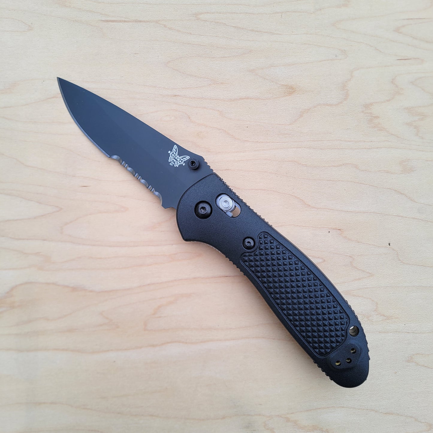 Benchmade 551SBK-S30V Griptilian - Serrated Black