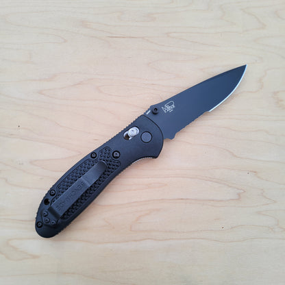 Benchmade 551SBK-S30V Griptilian - Serrated Black